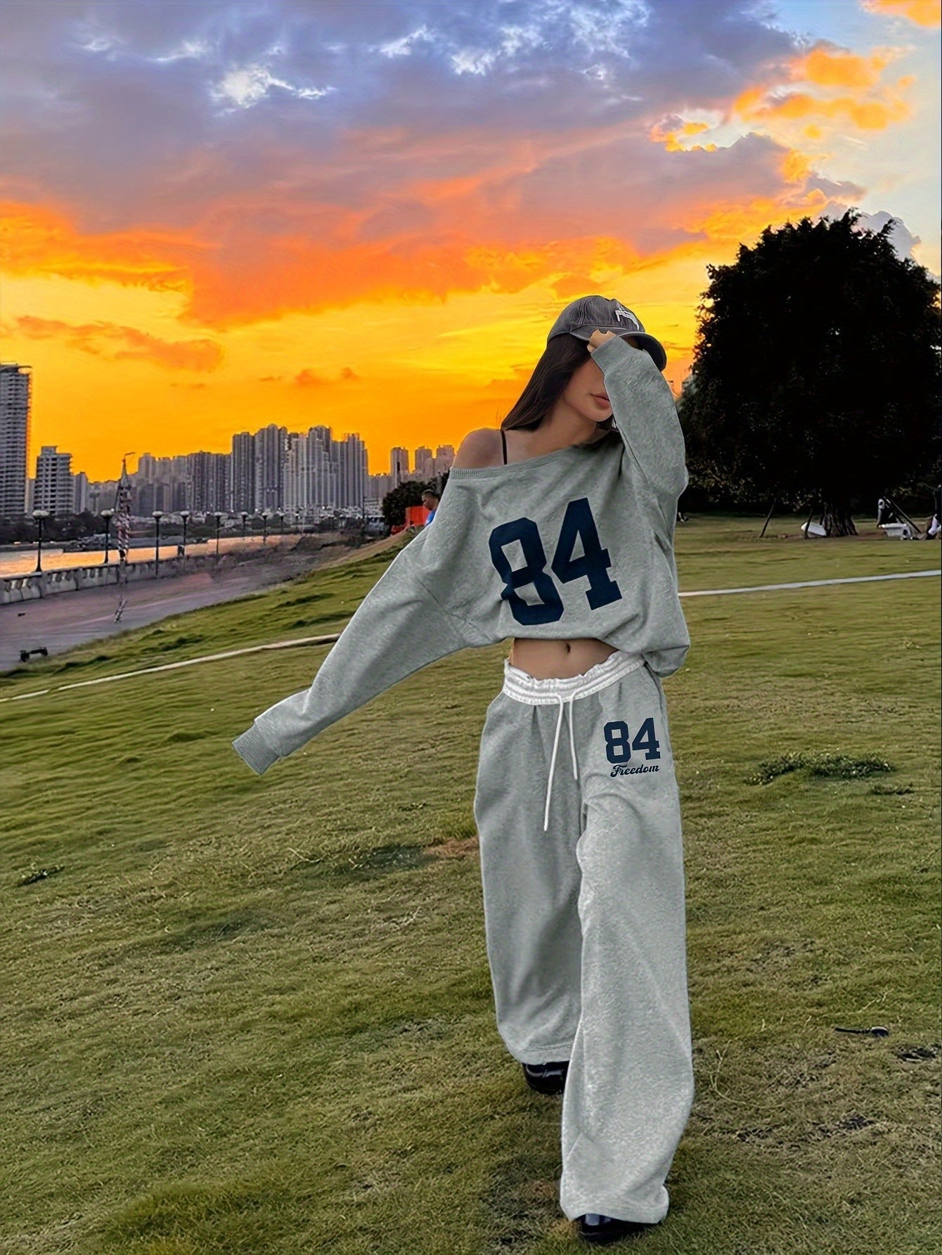Women'S Fashionable Casual Off-the-shoulder Top and Trousers Two-piece Set, Loose-fitting Geometric Print Trousers, Long Sleeves, Loose Fit, Digital Print, Drawstring Detail, Suitable for Casual Attire, Combining Comfort and Fashion.