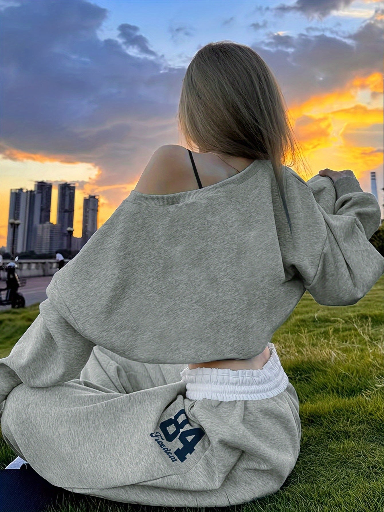 Women'S Fashionable Casual Off-the-shoulder Top and Trousers Two-piece Set, Loose-fitting Geometric Print Trousers, Long Sleeves, Loose Fit, Digital Print, Drawstring Detail, Suitable for Casual Attire, Combining Comfort and Fashion.